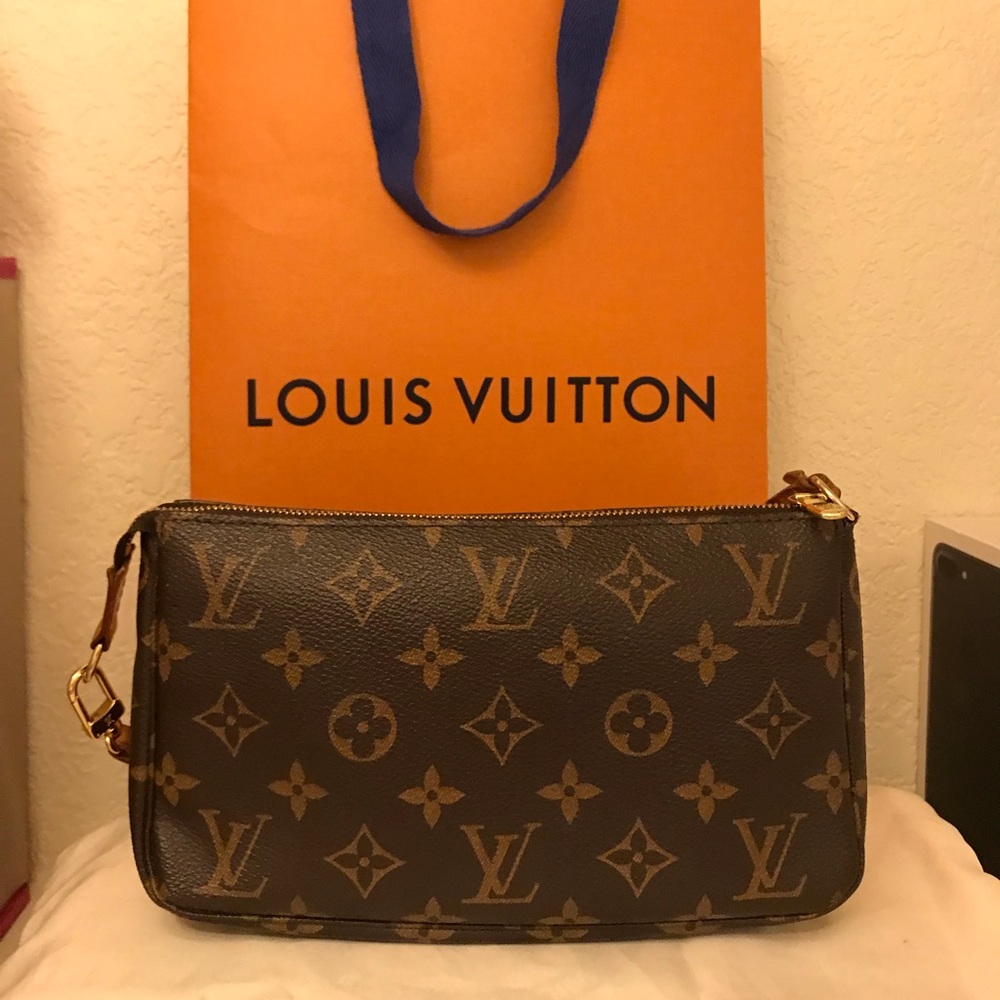 AUTHENTIC Louis Vuitton Monogram Pochette